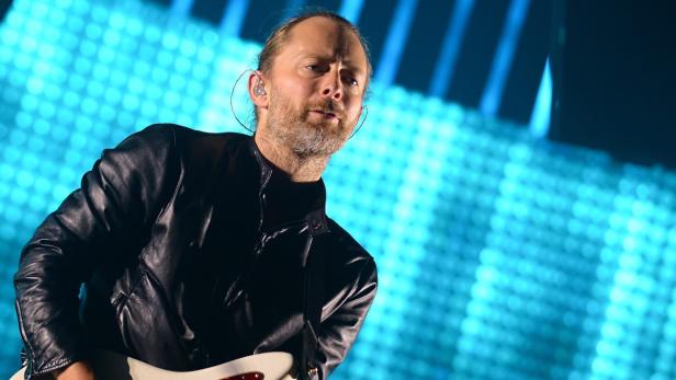 Thom Yorke von Radiohead tritt auf der Bühne auf.