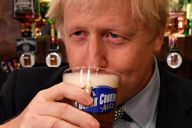 Boris Johnson trinkt ein Glas Bier der Marke „Black Country Ales“.