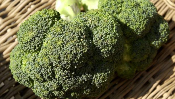 Nahaufnahme von frischem Brokkoli auf einem geflochtenen Untergrund.