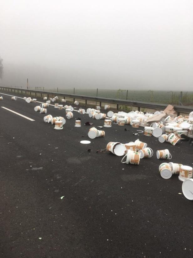 Haselnusscreme auf Autobahn: A2-Sperre nach Lkw-Unfall aufgehoben