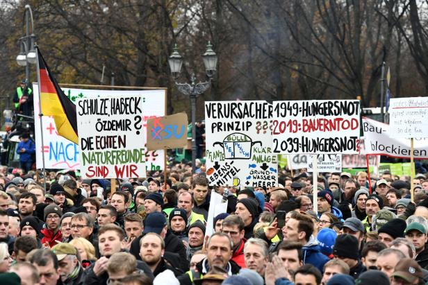 Traktoren vorm Brandenburger Tor: Bauernaufstand in Berlin