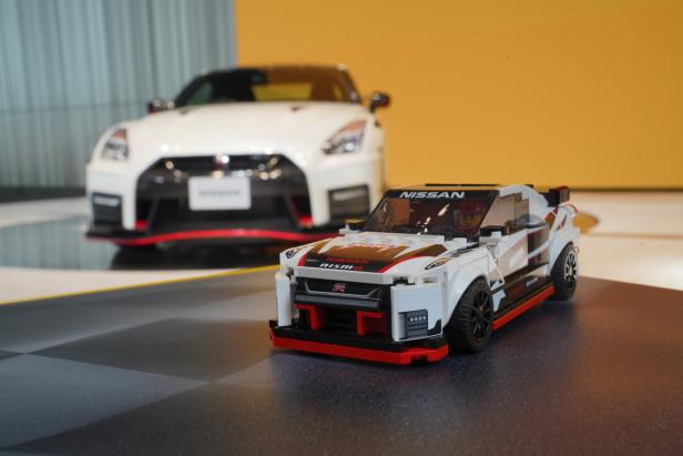 Ein Lego-Modell des Nissan GT-R Nismo vor einem echten Nissan GT-R.