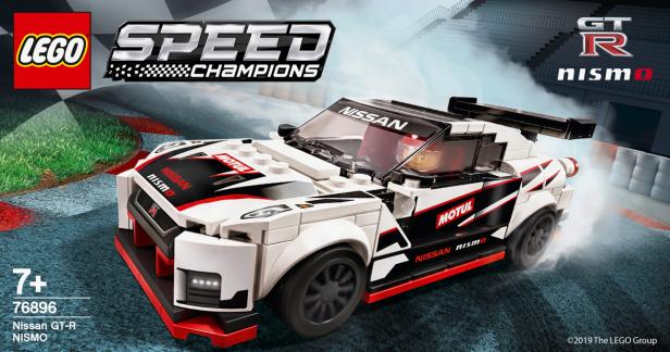 Ein Lego Speed Champions Nissan GT-R NISMO auf einer Rennstrecke.