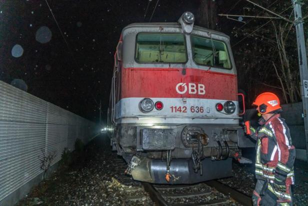 Lenker schwer verletzt: Güterzug erfasste Kleinbus bei Ternitz