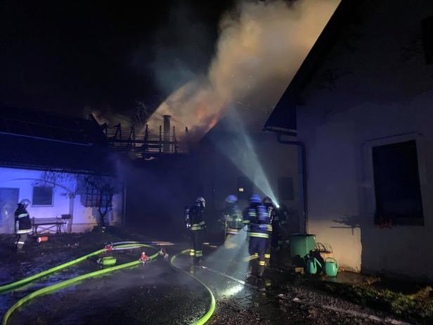 280 Feuerwehrleute löschten Brand auf Bauernhof in Altlengbach