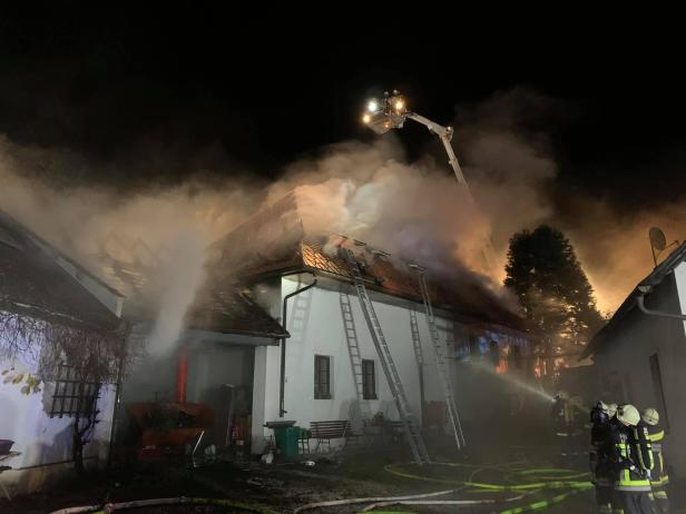 280 Feuerwehrleute löschten Brand auf Bauernhof in Altlengbach