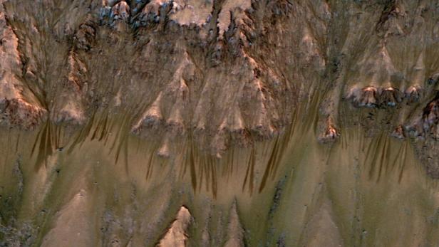 Salzwasser am Mars vermutet