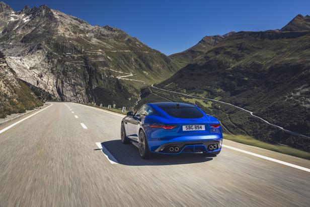 jag_f-type_r_21my_velocity_blue_reveal_switzerland_02.12.19_08.jpg