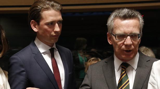 Sebastian Kurz und Thomas de Maizière stehen nebeneinander.