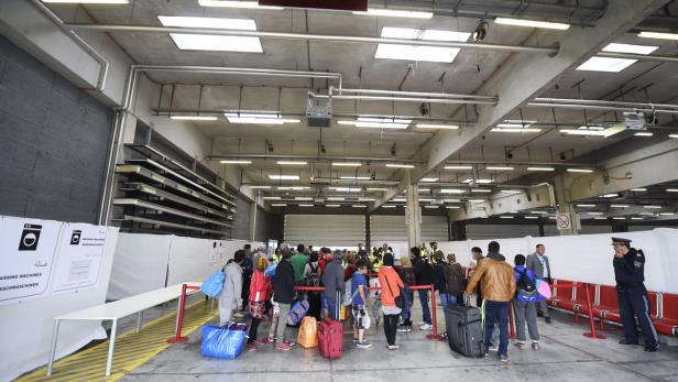 Flüchtlinge bezogen Asyl-Quartier am Flughafen Wien
