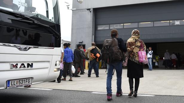 Flüchtlinge bezogen Asyl-Quartier am Flughafen Wien