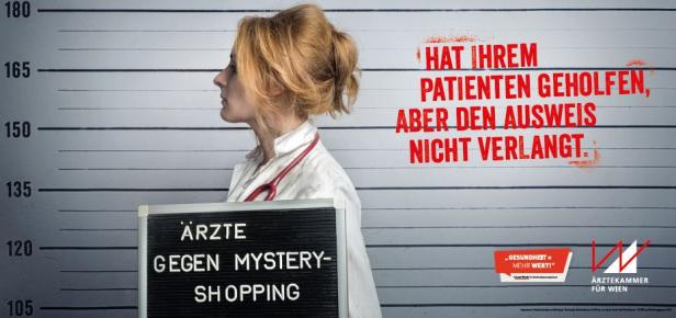 Eine Ärztin steht vor einer Fotowand und hält ein Schild mit der Aufschrift „Ärzte gegen Mystery-Shopping“.