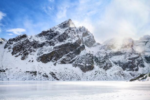 Zauberhaftes Winterwonderland: Fünf Seen, die zu Eis erstarren