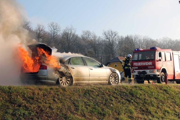 Südburgenland: Polizei hielt brennendes Auto an