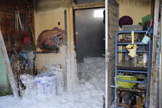 Gefährlicher Einsatz: Gasflaschen lagerten in brennender Hütte