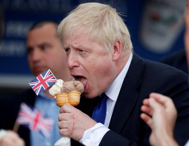 Premierminister Boris Johnson isst Eis auf Barry Island.