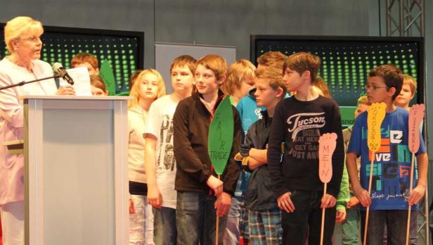 Rad-Ringelspiel und Baumpflanzkids