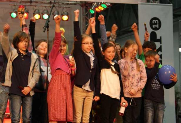 Rad-Ringelspiel und Baumpflanzkids