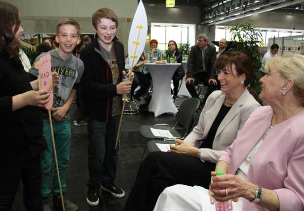 Rad-Ringelspiel und Baumpflanzkids
