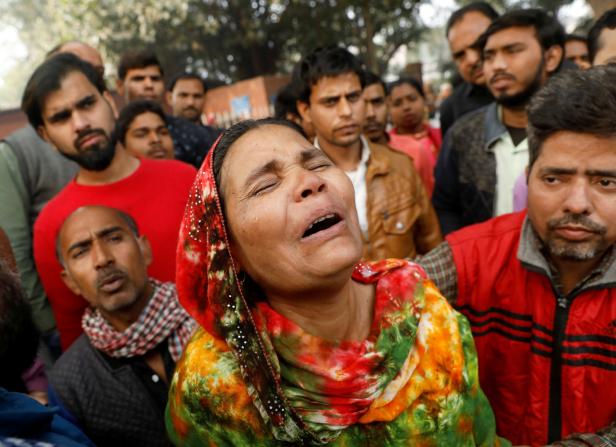 Im Schlaf überrascht: Dutzende Tote bei Fabriksbrand in Indien