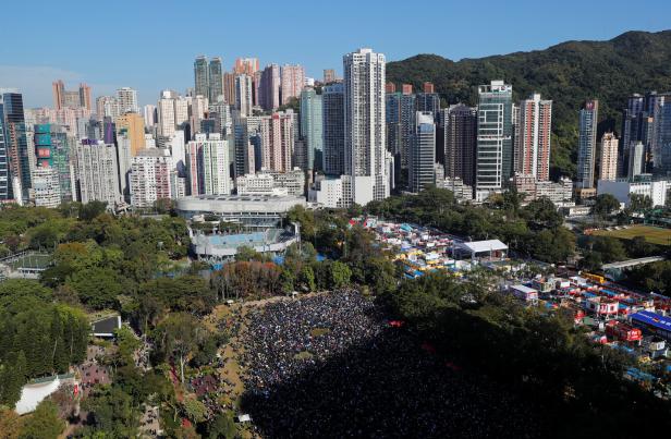 Tausende Hongkonger versammeln sich zu Protesten gegen Regierung