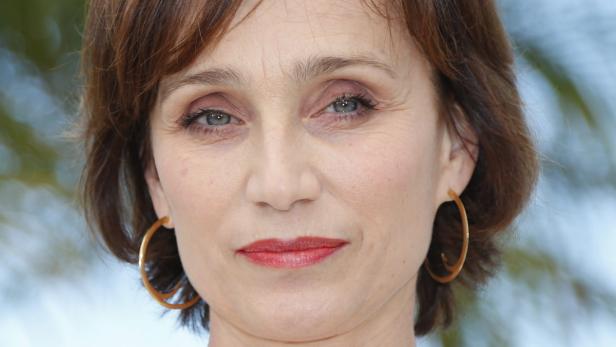 Nahaufnahme des Gesichts der Schauspielerin Kristin Scott Thomas mit goldenen Ohrringen.