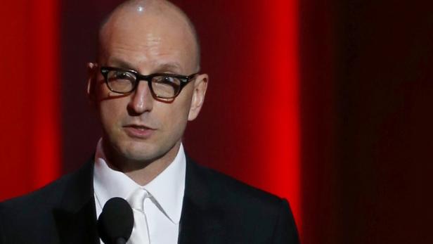 Amerikanischer schauspieler mit glatze und brille