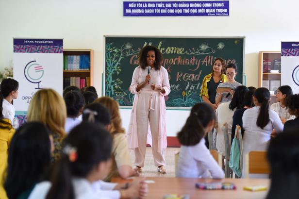 Michelle Obama und Julia Roberts trafen Schülerinnen in Vietnam