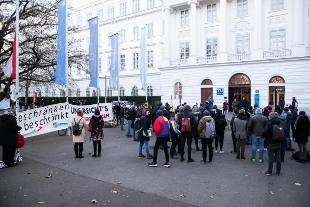 Polizei räumt besetzten Festsaal der TU Wien