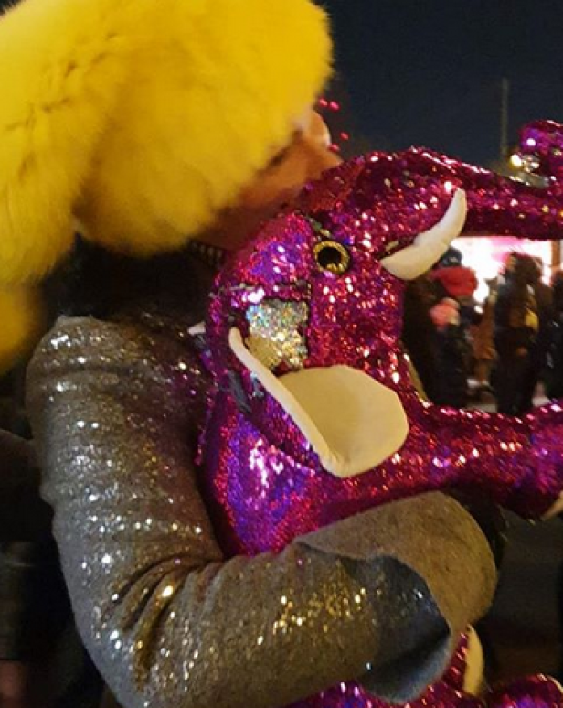 Kuscheln mit rosa Elefanten: Netrebko auf Weihnachts-Blitzbesuch in Wien