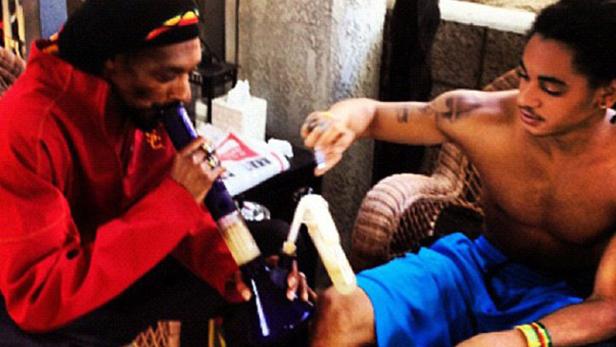 Snoop Dogg bringt Sohn das Kiffen bei