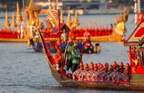 Thailands König lässt sich feiern: In goldener Gondel am Fluss
