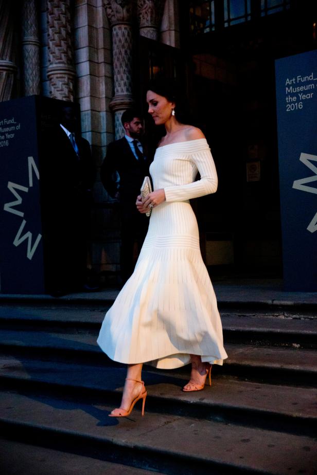 Ungewohnt sexy: Kate im schulterfreien Kleid