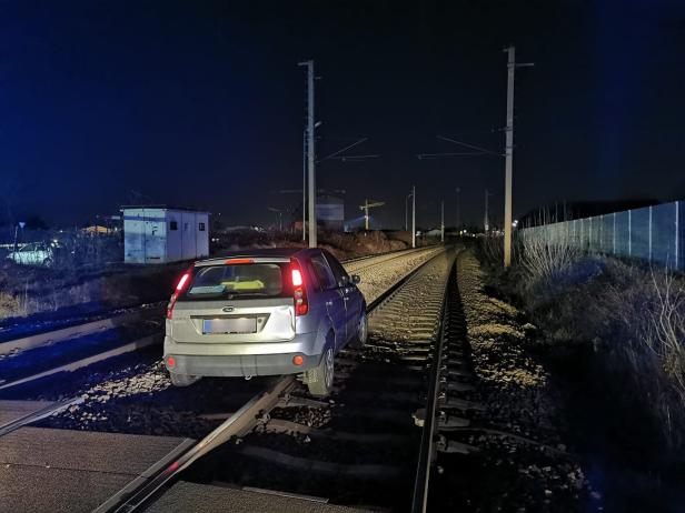 Auto hing auf Gleis fest: 24-Jähriger stoppte Zug