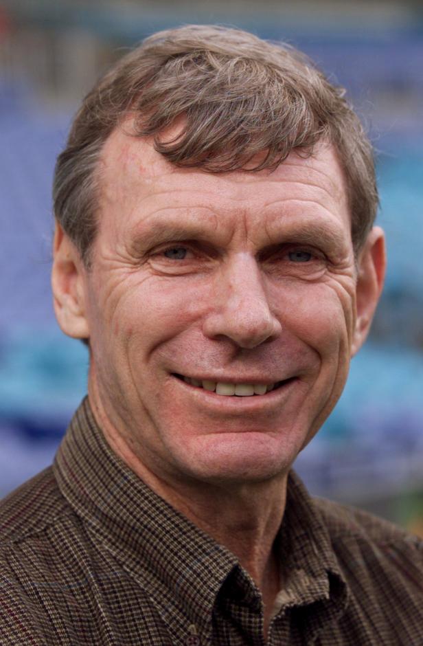 FILE PHOTO: Olympic 1500 meter runner New Zealand's Peter Snell, gold in Tokyo 1964, in Sydney June 22, 1999 for Olympic Week. FILE PHOTO: Olympic 1500 meter runner New Zealand's Peter Snell, gold in Tokyo 1964, in Sydney June 22, 1999 for Olympic Week.