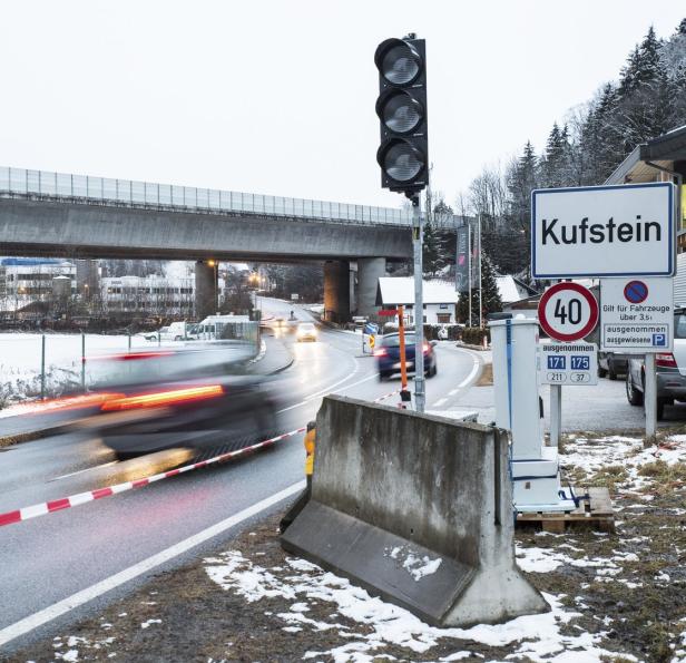 FEATURE THEMENBILD PFOERTNERAMPEL AUF DER BUNDESSTRASSE NACH KUFSTEIN WEGEN MAUTFLUECHTLINGE