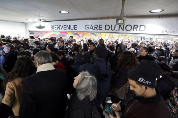 Drei Stunden zu Fuß in die Arbeit: Wie der Öffi-Streik Paris lähmt