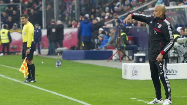 Pep Guardiola gestikuliert an der Seitenlinie während eines Fußballspiels.