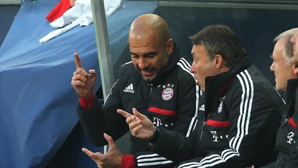 Pep Guardiola gestikuliert während eines Spiels an der Seitenlinie.