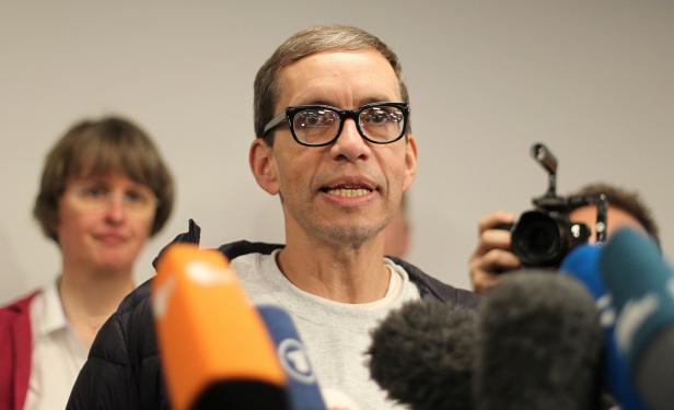 "Froh und dankbar": Freigelassener Doppelmörder landet in Frankfurt