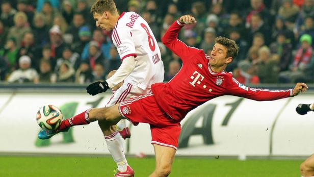 Thomas Müller (Bayern München) im Zweikampf mit einem Gegenspieler.