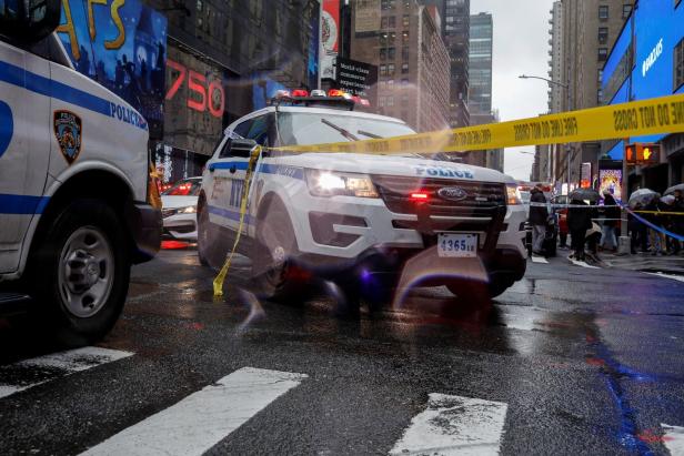 Frau nahe Times Square von herabfallendem Gegenstand erschlagen