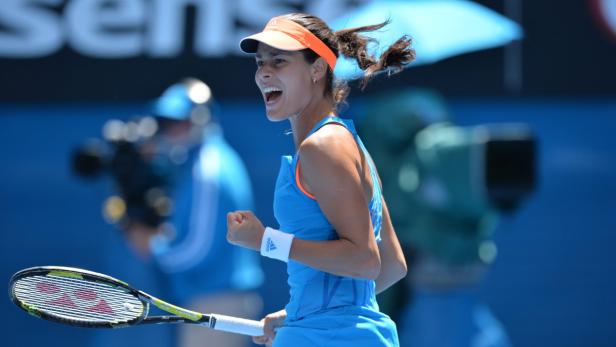 Ana Ivanovic sorgte für eine Top-Sensation Eine Tennisspielerin jubelt mit erhobener Faust auf dem Platz.