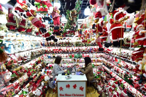 "Santas Werkstatt" in Yiwu: Wo der Christbaumschmuck herkommt