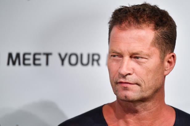 Til Schweiger blickt aufmerksam zur Seite.