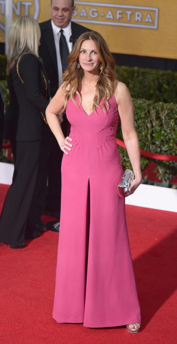 Julia Roberts in einem pinkfarbenen Overall auf dem roten Teppich.