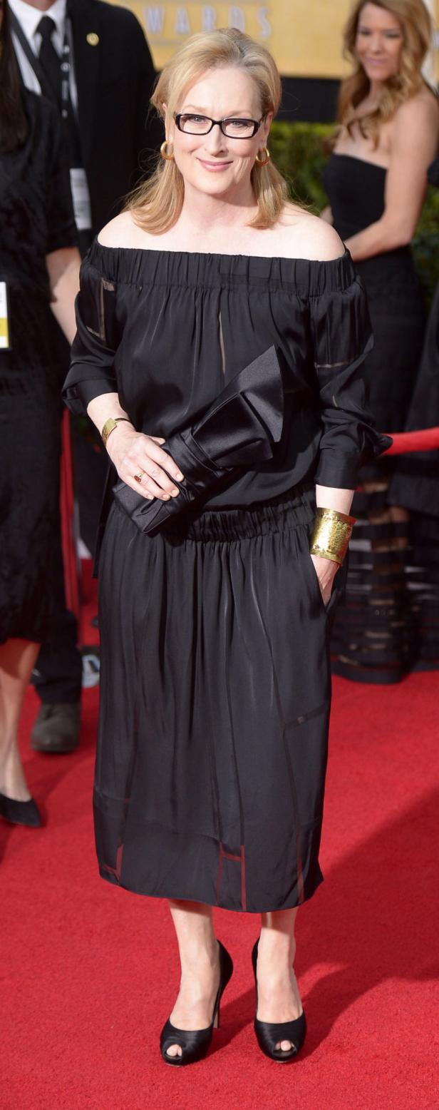 Meryl Streep in einem schwarzen schulterfreien Kleid auf einem roten Teppich.