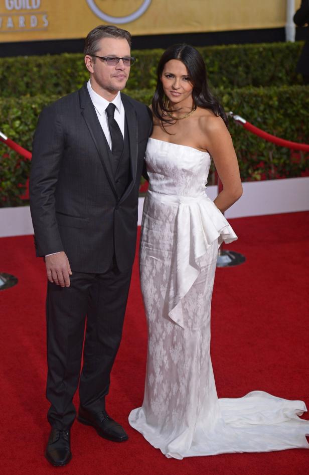 Matt Damon und seine Frau posieren auf dem roten Teppich.