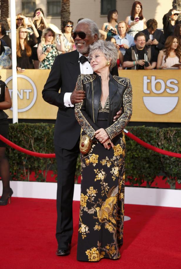 Morgan Freeman und Rita Moreno posieren auf dem roten Teppich.