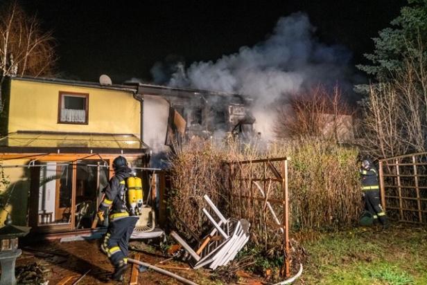 Sieben Menschen bei Brand im Bezirk Neunkirchen gerettet